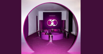 La experiencia arranca con un pasillo curvo que simboliza el proceso de transformación de la firma