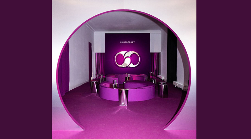 La experiencia arranca con un pasillo curvo que simboliza el proceso de transformación de la firma