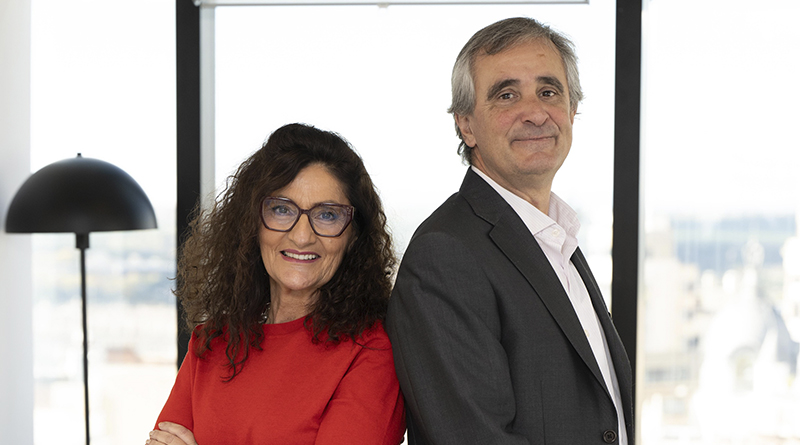 De izq a dcha, Rosa Carabel, CEO de Eroski y Josu Mugarra, director financiero de Grupo Eroski