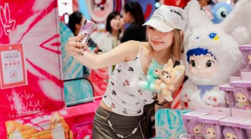 Su catálogo abarca peluches, figuras, muñecos como los labubus, papelería, belleza, hogar, electrónica, accesorios, alimentación o productos de viaje