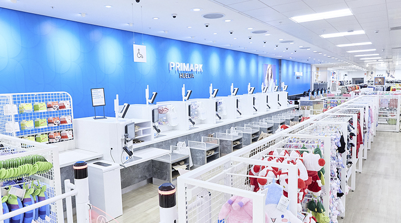 La tienda de Primark en Huelva, inaugurada en 2013, incorpora ahora una decoración actualizada, nueva señalización, escaparates renovados y cajas modernizadas