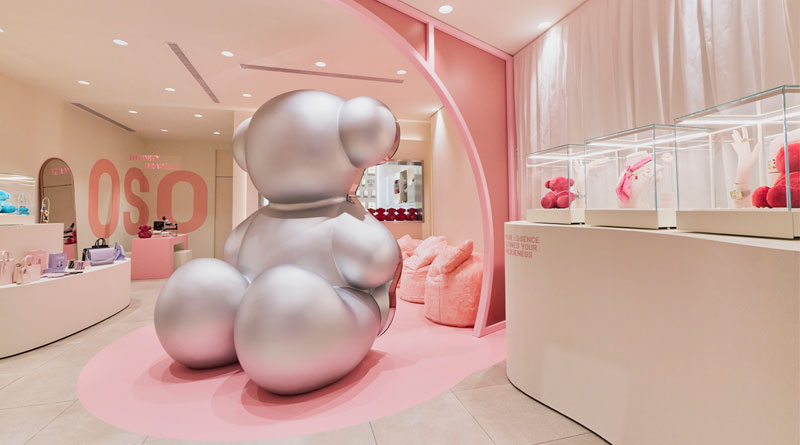 Oso gigante en el centro de la tienda de Barcelona