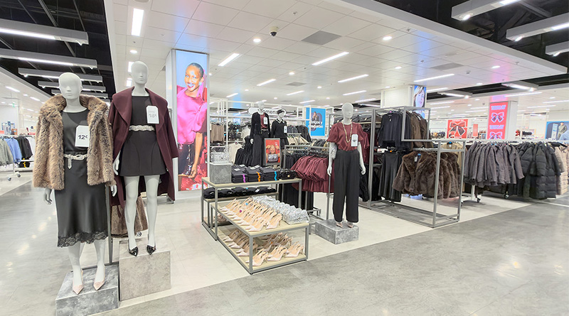 El establecimiento, inaugurado en 2012 como la primera tienda de la cadena en Extremadura, presenta ahora un diseño renovado y contemporáneo