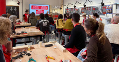 Asistentes del evento inaugural de BAUMASTER participando en uno de los talleres que se impartirán en el nuevo local