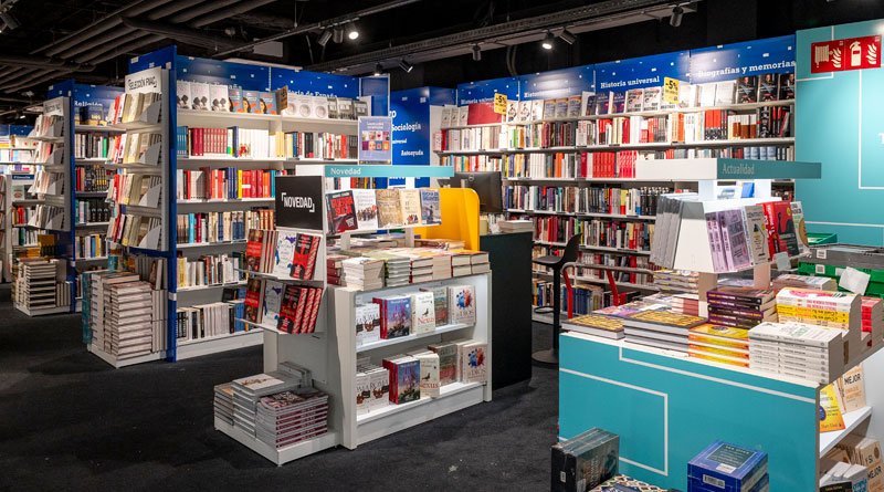 Los colores que se asoman en las estanterías informan a los visitantes del género al que pertenece la panoplia de libros expuestos