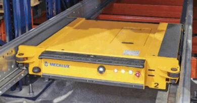 El diseño incorpora canales de almacenamiento con profundidad para hasta 33 palets