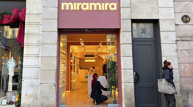 El nuevo local se sitúa entre Plaça Catalunya y la Universitat de Barcelona, en un tramo estratégico caracterizado por un alto flujo peatonal