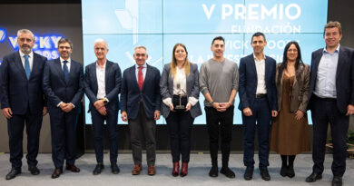 De izquierda a derecha: Carlos Gil, secretario autonómico de Política Institucional y Cohesión Territorial; Eduardo Pascual, secretario autonómico de Innovación; Rafael Juan, CEO de Vicky Foods; Miguel Barrachina, conseller de Agricultura, Agua, Ganadería y Pesca; Gemma Sanmartín Peris, ganadora del V “Premio Fundación Vicky Foods a la investigación en nutrición y salud”; Jordi Roca, chef pastelero; Ximo del Río, director de Innovación y Calidad de Vicky Foods; Maribel Sáez, directora general de Comercio; y Ernesto Fernández, director general de Industria y Cadena Agroalimentaria
