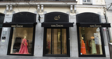 La boutique se articula en tres niveles que ordenan de forma orgánica las distintas líneas de la casa