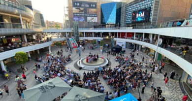 Una de las claves del posicionamiento del centro comercial es su relación con el territorio, especialmente con el distrito de Nou Barris