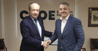 El acuerdo se ha rubricado por el presidente de ExpoRetail, Laureano Turienzo, y el secretario general de la organización empresarial, José Alberto González-Ruiz Martínez