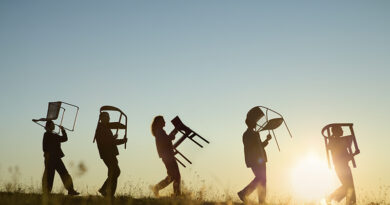 Kave Home rescata una de las tradiciones más reconocibles en España como "sacar la silla a la fresca"