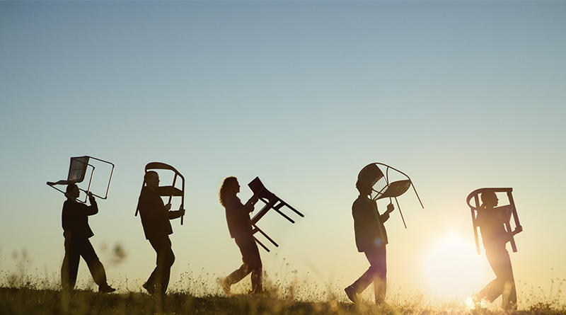 Kave Home rescata una de las tradiciones más reconocibles en España como "sacar la silla a la fresca"