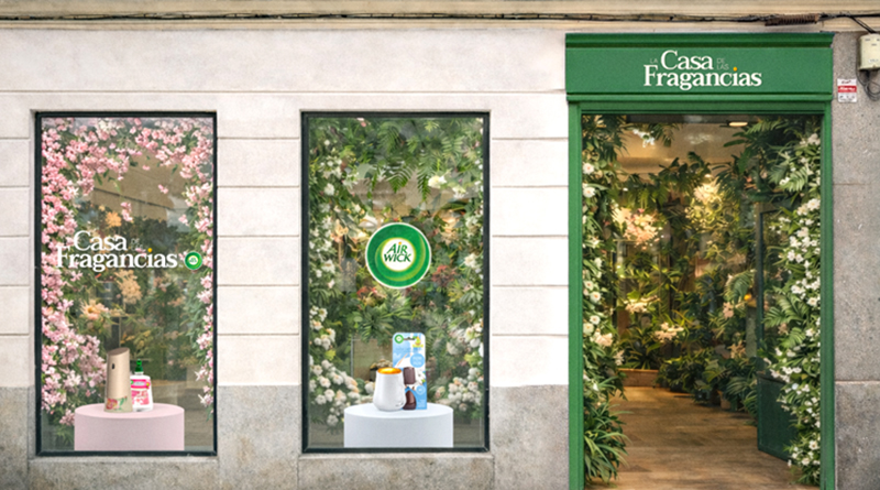 La instalación se articula como un itinerario a través de los cinco sentidos, con distintas estaciones dedicadas a algunas de las fragancias más representativas de la marca