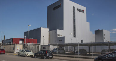 La fábrica de Nestlé en Girona, en funcionamiento desde 1968, integra tanto la producción de café soluble Nescafé como la planta de cápsulas Nescafé Dolce Gusto