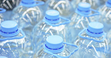 Según DBK, en España operan actualmente unas 120 plantas de agua envasada, que generan un volumen de empleo superior a 30.000 trabajadores