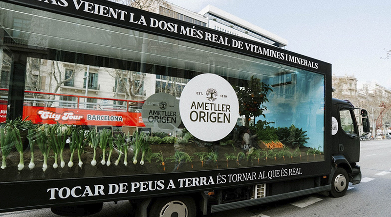 la compañía ha recreado simbólicamente sus campos -más de 1.800 hectáreas de cultivo en el eje mediterráneo- dentro de un camión transparente