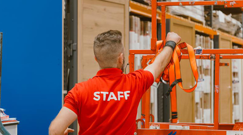 En el plano práctico, el grupo ha implantado controles de seguridad en almacenes y áreas de venta