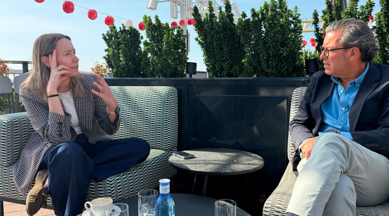 Laia Alarcón, charlando con Jorge Palacios, country manager de Invibes, durante la entrevista.