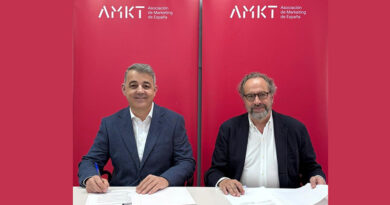 El acuerdo, suscrito por Juan Cantón ( a la dcha), de AMKT, y por Laureano Turienzo (a la izq), en representación de ExpoRetail
