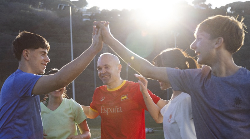 la marca reúne a 28 clientes y colaboradores junto a dos referentes del deporte español, Pedri y Andrés Iniesta